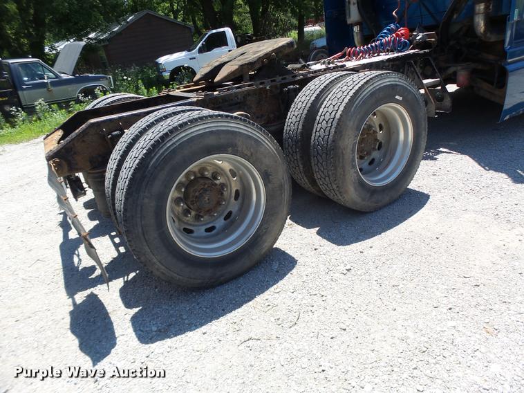 image for item DB1392 2001 Volvo VNL semi truck