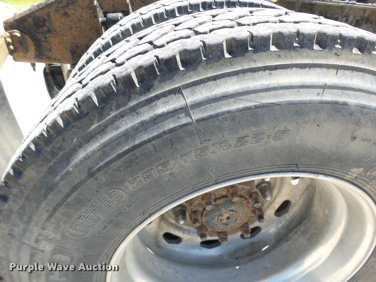 image for item DB1392 2001 Volvo VNL semi truck