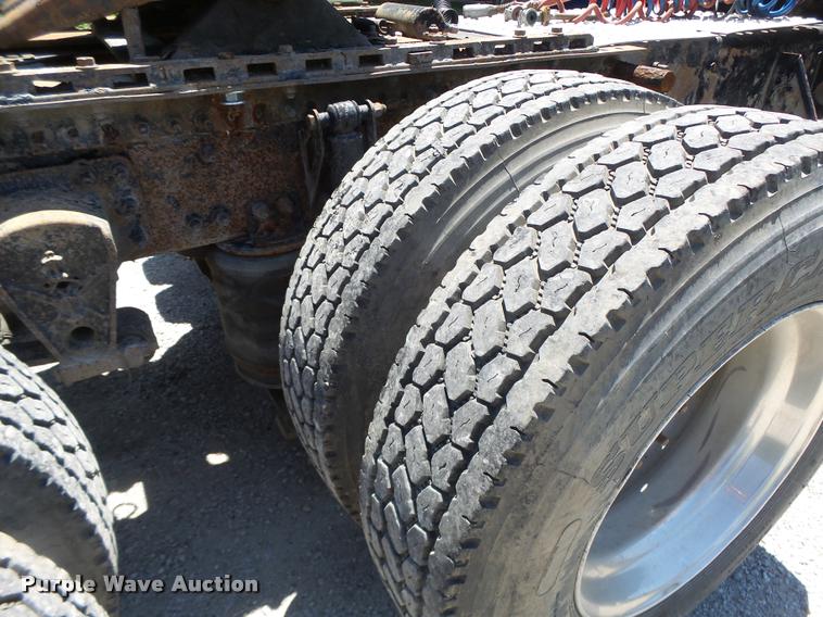 image for item DB1392 2001 Volvo VNL semi truck