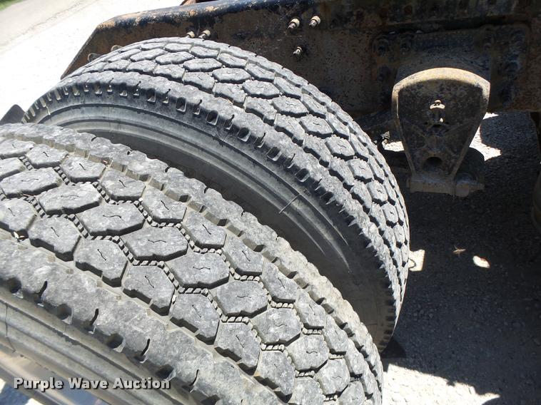 image for item DB1392 2001 Volvo VNL semi truck