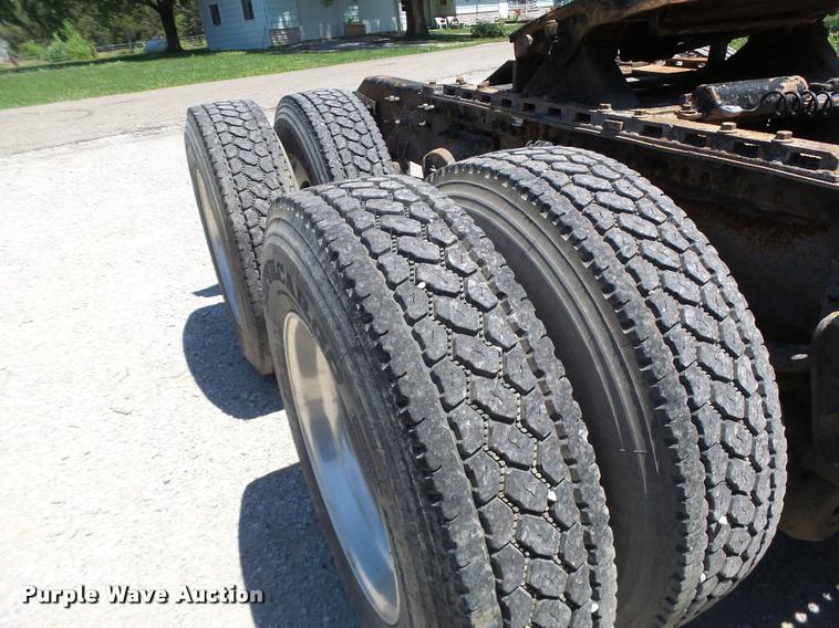 image for item DB1392 2001 Volvo VNL semi truck