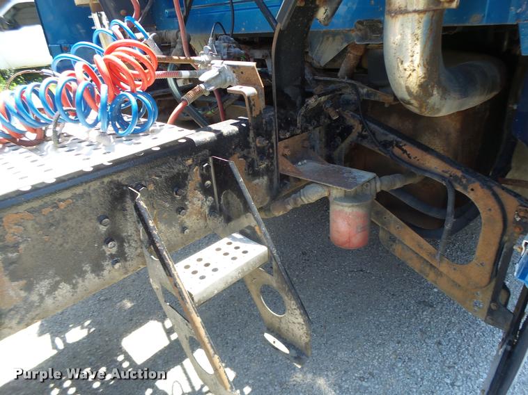 image for item DB1392 2001 Volvo VNL semi truck