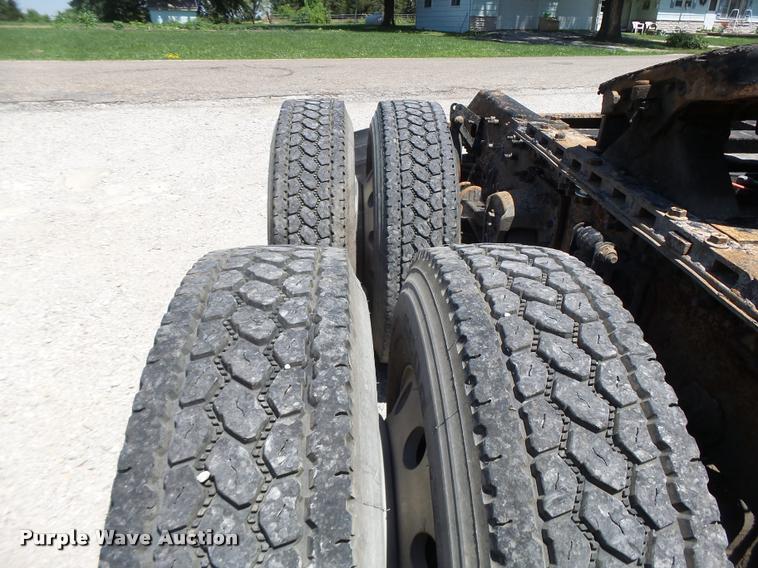 image for item DB1392 2001 Volvo VNL semi truck