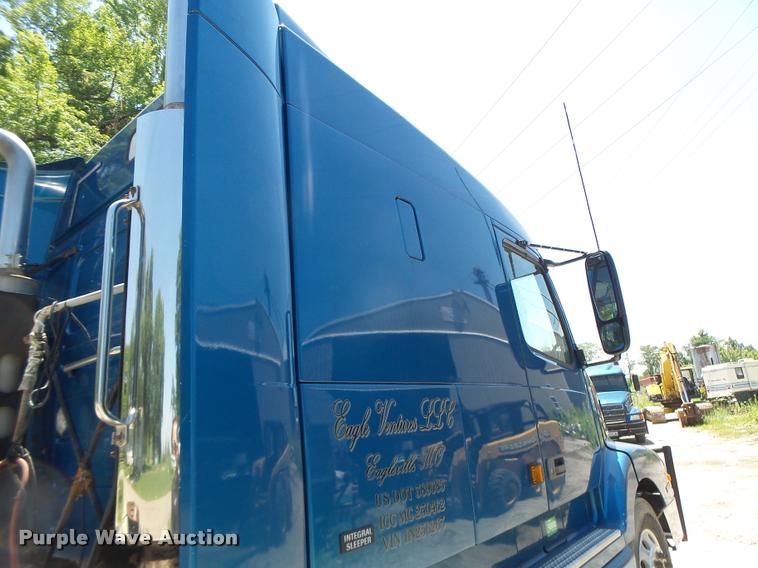 image for item DB1392 2001 Volvo VNL semi truck