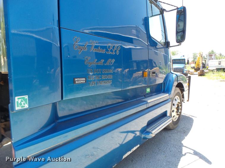 image for item DB1392 2001 Volvo VNL semi truck