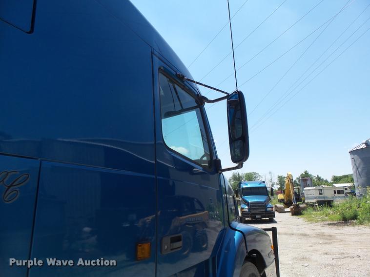 image for item DB1392 2001 Volvo VNL semi truck