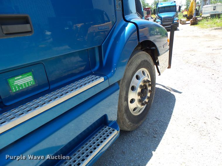 image for item DB1392 2001 Volvo VNL semi truck