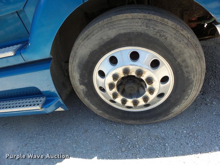 image for item DB1392 2001 Volvo VNL semi truck