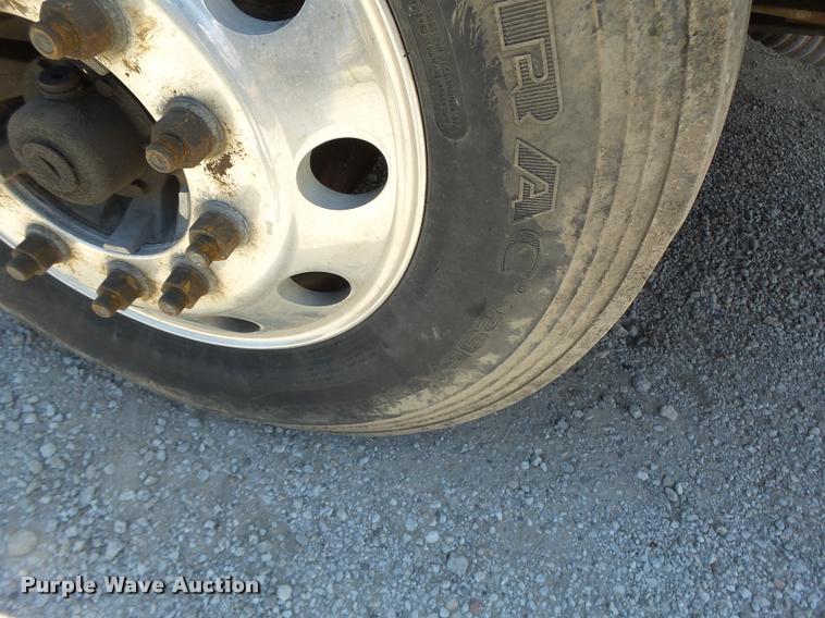 image for item DB1392 2001 Volvo VNL semi truck