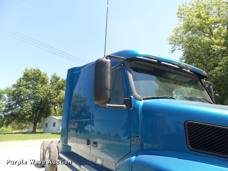 image for item DB1392 2001 Volvo VNL semi truck