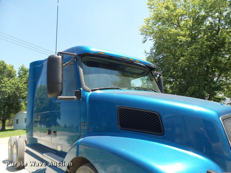 image for item DB1392 2001 Volvo VNL semi truck