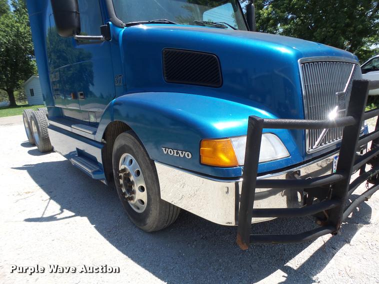 image for item DB1392 2001 Volvo VNL semi truck