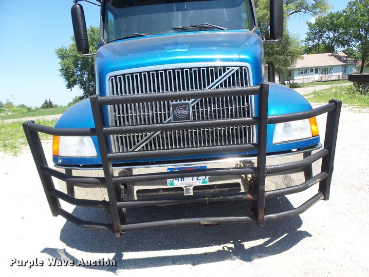 image for item DB1392 2001 Volvo VNL semi truck