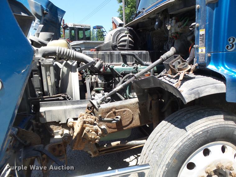 image for item DB1392 2001 Volvo VNL semi truck