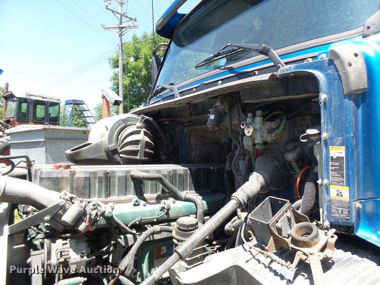 image for item DB1392 2001 Volvo VNL semi truck