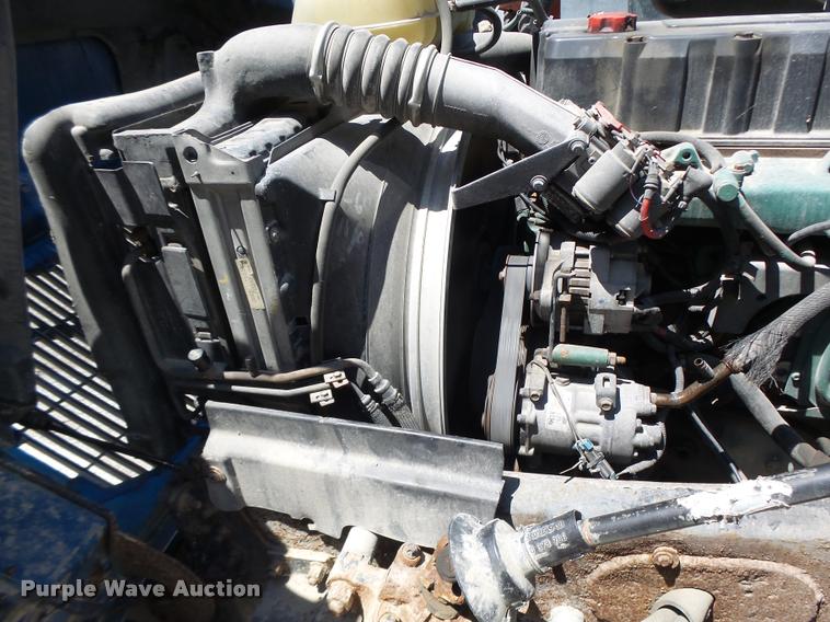 image for item DB1392 2001 Volvo VNL semi truck