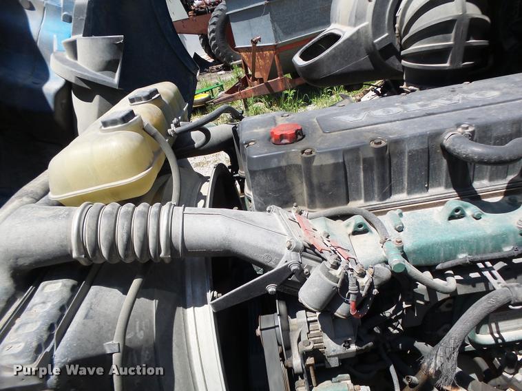 image for item DB1392 2001 Volvo VNL semi truck