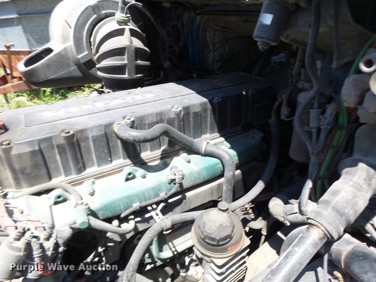 image for item DB1392 2001 Volvo VNL semi truck