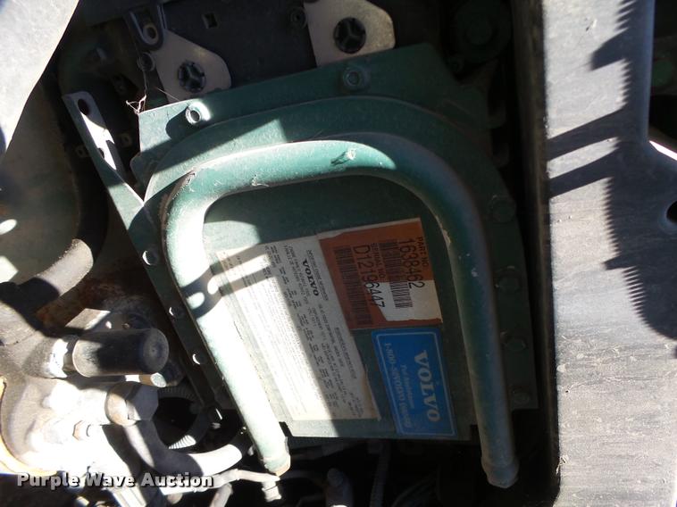 image for item DB1392 2001 Volvo VNL semi truck