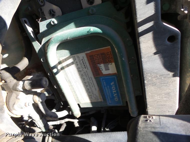 image for item DB1392 2001 Volvo VNL semi truck