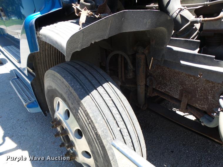 image for item DB1392 2001 Volvo VNL semi truck