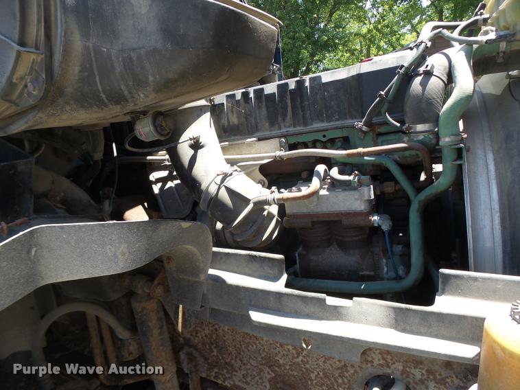 image for item DB1392 2001 Volvo VNL semi truck