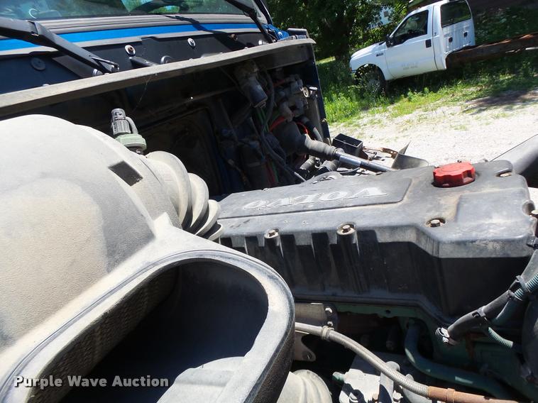 image for item DB1392 2001 Volvo VNL semi truck