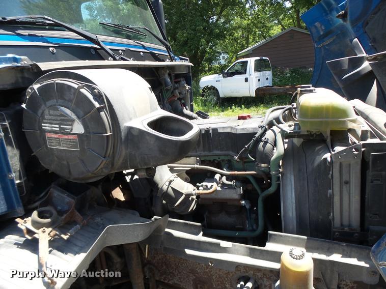 image for item DB1392 2001 Volvo VNL semi truck