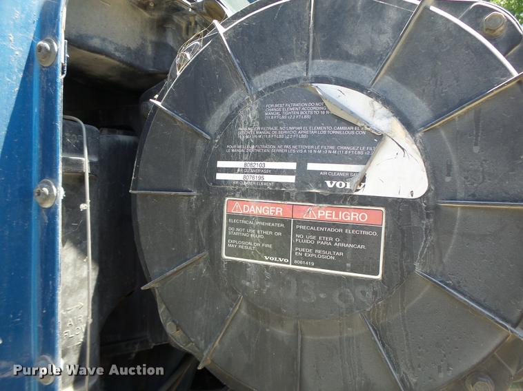 image for item DB1392 2001 Volvo VNL semi truck