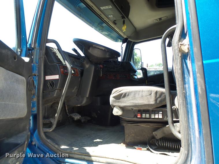 image for item DB1392 2001 Volvo VNL semi truck