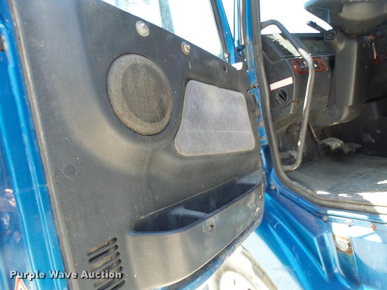 image for item DB1392 2001 Volvo VNL semi truck