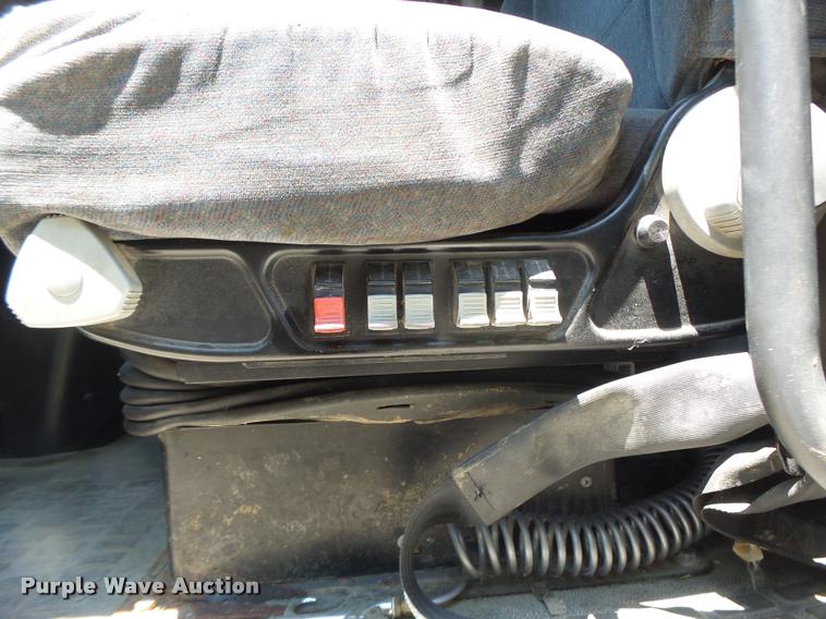 image for item DB1392 2001 Volvo VNL semi truck