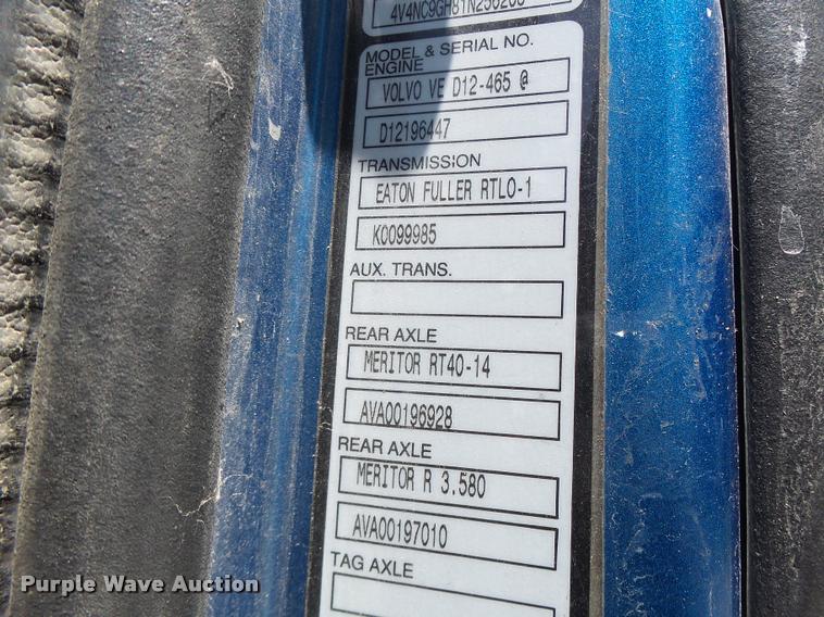 image for item DB1392 2001 Volvo VNL semi truck