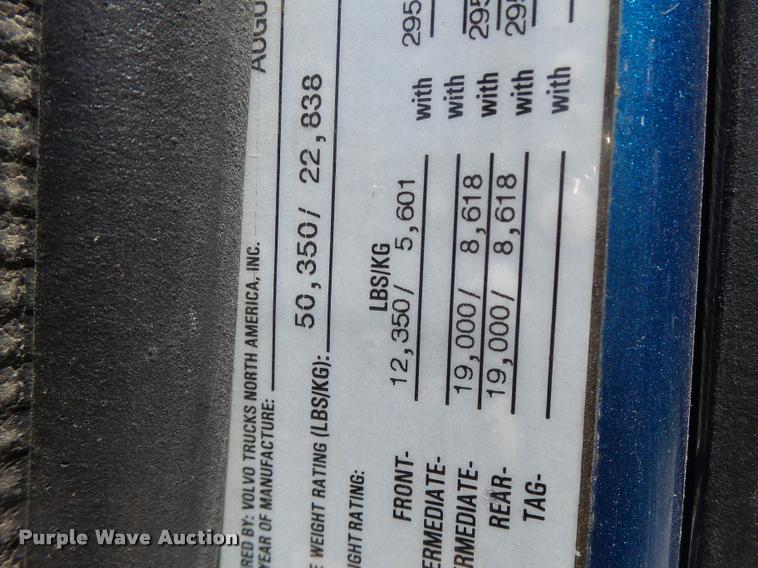 image for item DB1392 2001 Volvo VNL semi truck