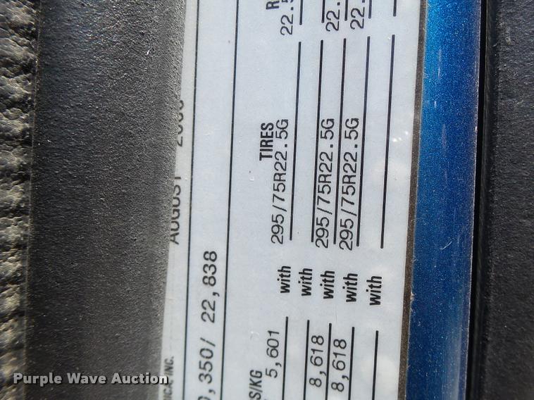 image for item DB1392 2001 Volvo VNL semi truck