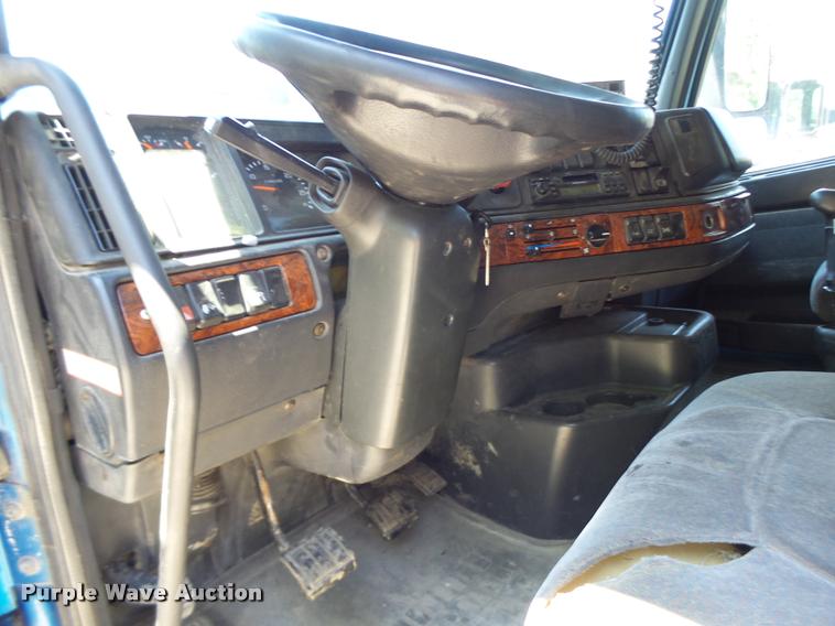 image for item DB1392 2001 Volvo VNL semi truck