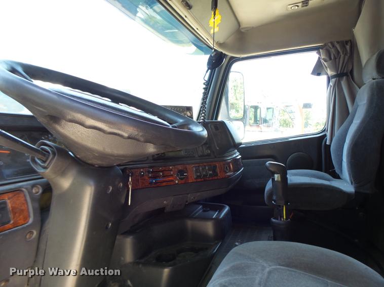 image for item DB1392 2001 Volvo VNL semi truck