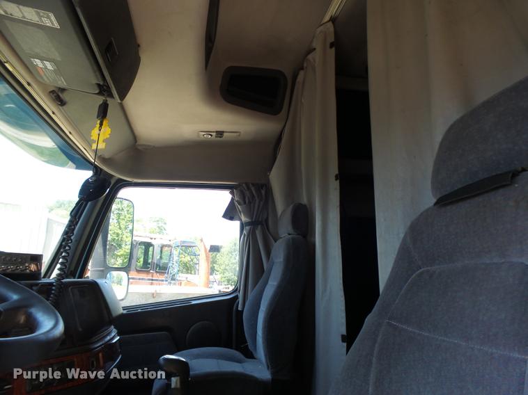 image for item DB1392 2001 Volvo VNL semi truck