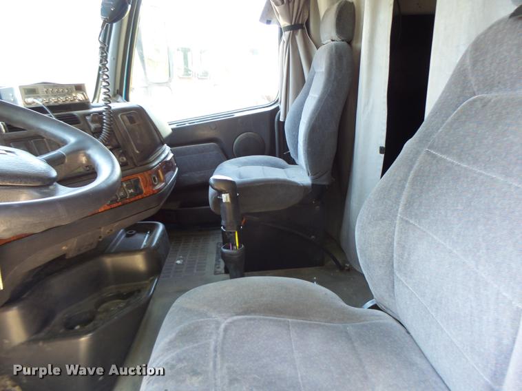 image for item DB1392 2001 Volvo VNL semi truck