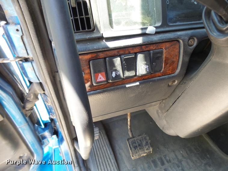 image for item DB1392 2001 Volvo VNL semi truck