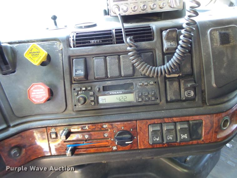 image for item DB1392 2001 Volvo VNL semi truck