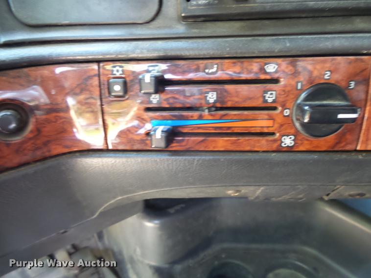 image for item DB1392 2001 Volvo VNL semi truck