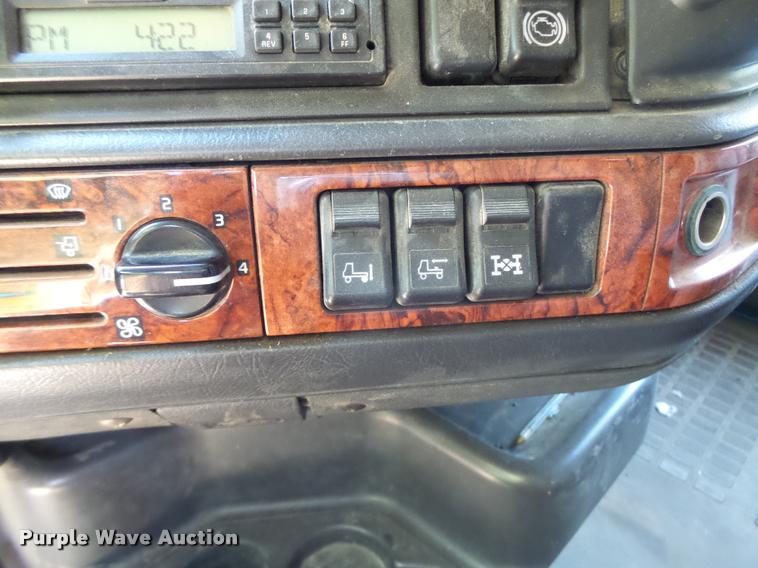 image for item DB1392 2001 Volvo VNL semi truck