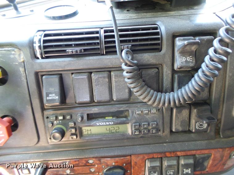 image for item DB1392 2001 Volvo VNL semi truck