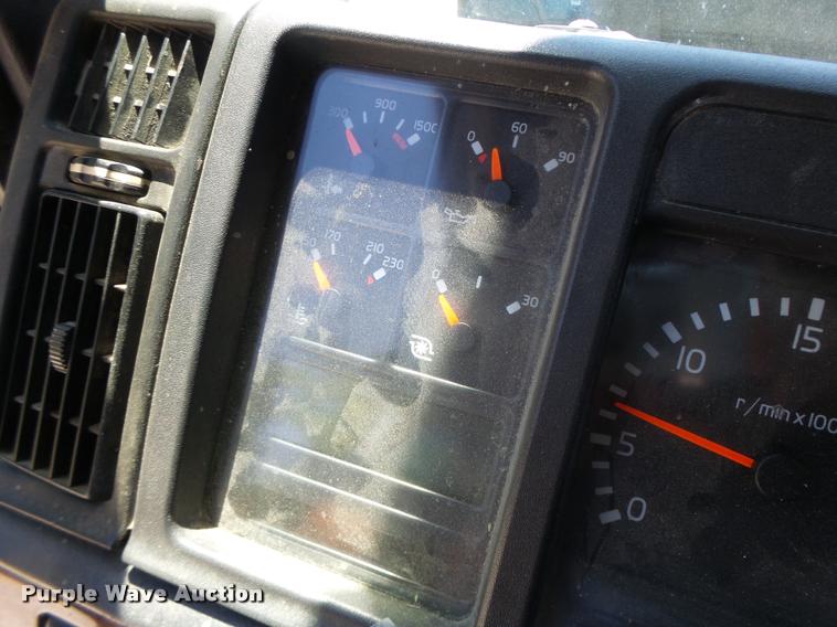 image for item DB1392 2001 Volvo VNL semi truck