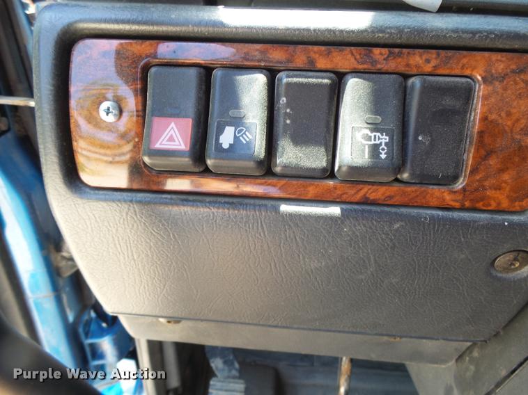 image for item DB1392 2001 Volvo VNL semi truck