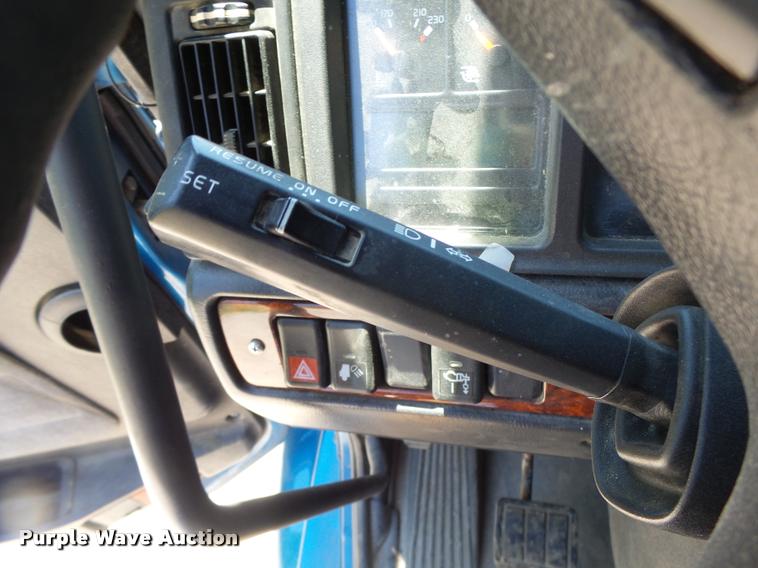 image for item DB1392 2001 Volvo VNL semi truck