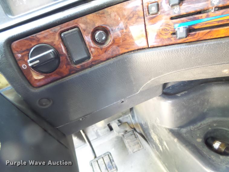 image for item DB1392 2001 Volvo VNL semi truck