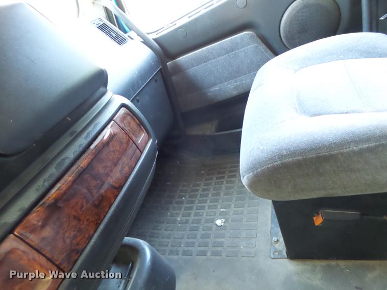 image for item DB1392 2001 Volvo VNL semi truck