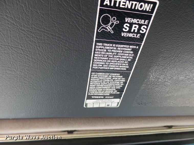 image for item DB1392 2001 Volvo VNL semi truck